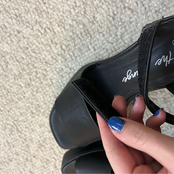 Size 9– Black Gianni Bini Platform Wedge heels - Picture 6 of 6